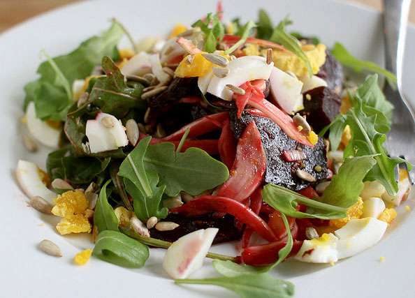 سالاد تخم‌ مرغ و سبزیجات